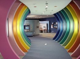 展示室につづく虹のアーチ （地球の生成）の画像