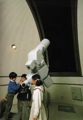 天体観測室にあるクーデ式屈折望遠鏡の画像