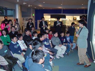 日本宇宙少年団館林分団の子どもたちの質問に答える向井氏の画像