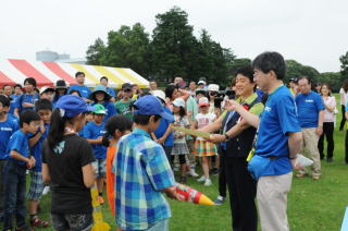 水ロケット大会で、ゆかりのまちの子どもたちに、賞状を授与する向井さんの画像