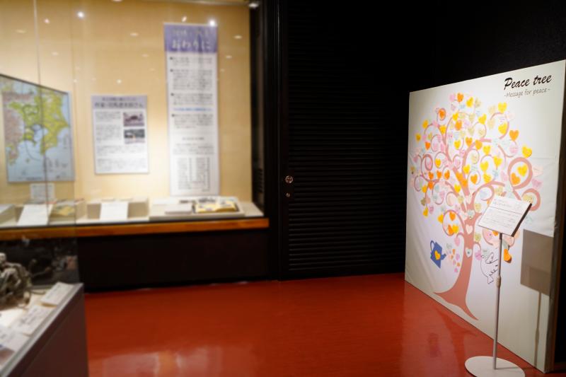 ピースツリーを資料館で展示する様子