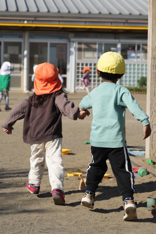 子ども2人の後ろ姿