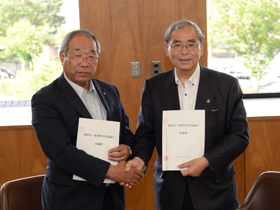 握手をする両市町長