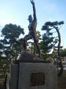 藤野天光作 彫刻「光は大空より」(文化会館・会館棟西側）の画像