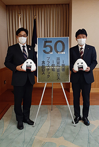 たてばやし5つのゼロ宣言のポスターと並んで立っている須藤市長と山本知事の画像