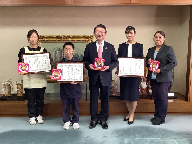 左からヘルパーステーション松ぼっくり、館林記念病院通所リハビリ、館林市長、堀越医院デイケアセンターほたる（２名）の画像