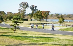 つつじが岡公園内を自分のペースで歩く画像2