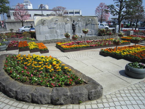 館林駅東口駅前の花壇の写真