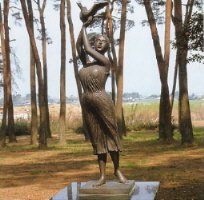 銅像「鳩と少女 The Dove and a Young Woman」の画像