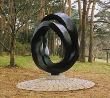 ブロンズ像「循環する輪」の画像