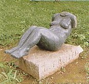 頭と腕のない裸婦の石像
