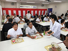 給食試食会風景