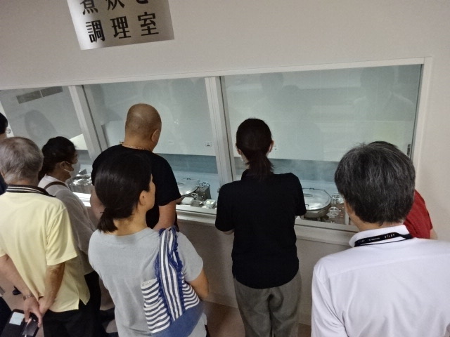 見学ホールから調理風景を見学しましたの画像