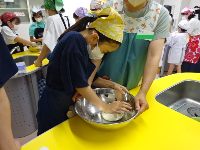 コシをだすため、手のひらでよくこねているところ