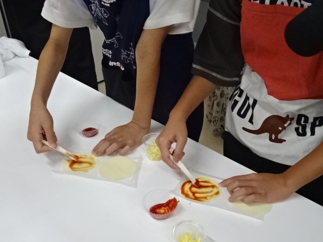 餃子の皮を使用したピザ作り