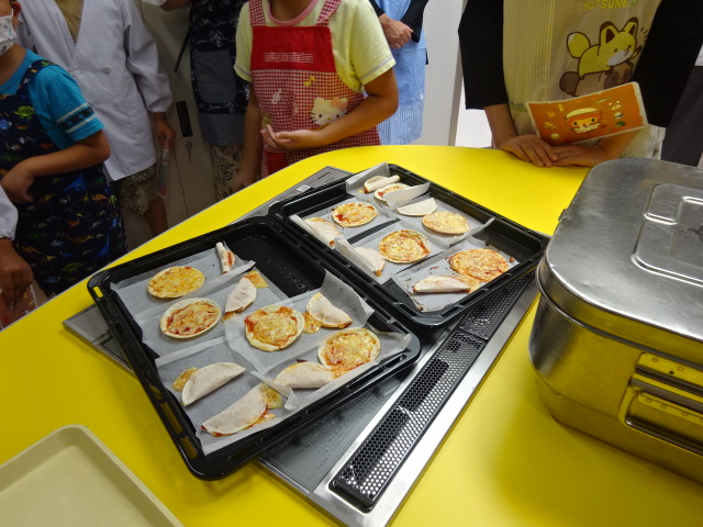 餃子の皮を使用したピザ作り