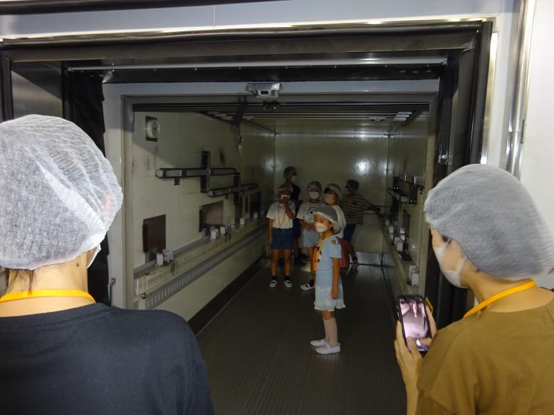配送トラックに入る様子を見学する画像の画像