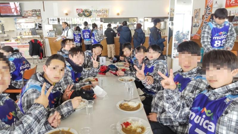 スキー教室でゲレンデの食堂のカレーを食べる生徒達