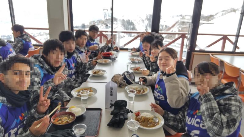 スキー教室でゲレンデの食堂のカレーを食べる生徒達