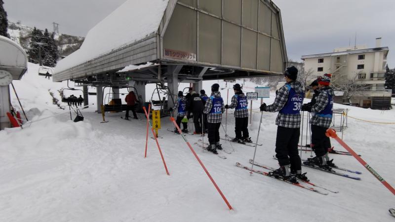 スキー教室でリフトに乗ろうとする生徒達
