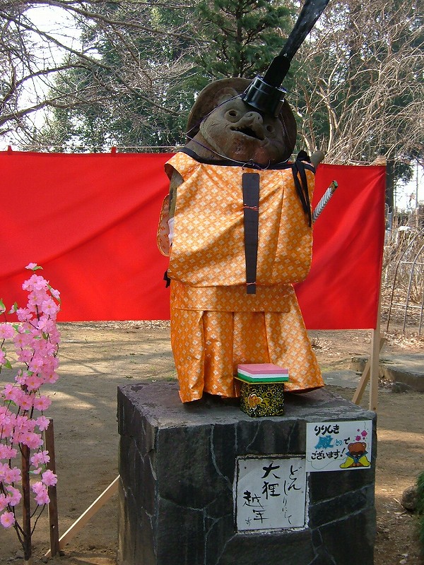 お内裏様タヌキ像