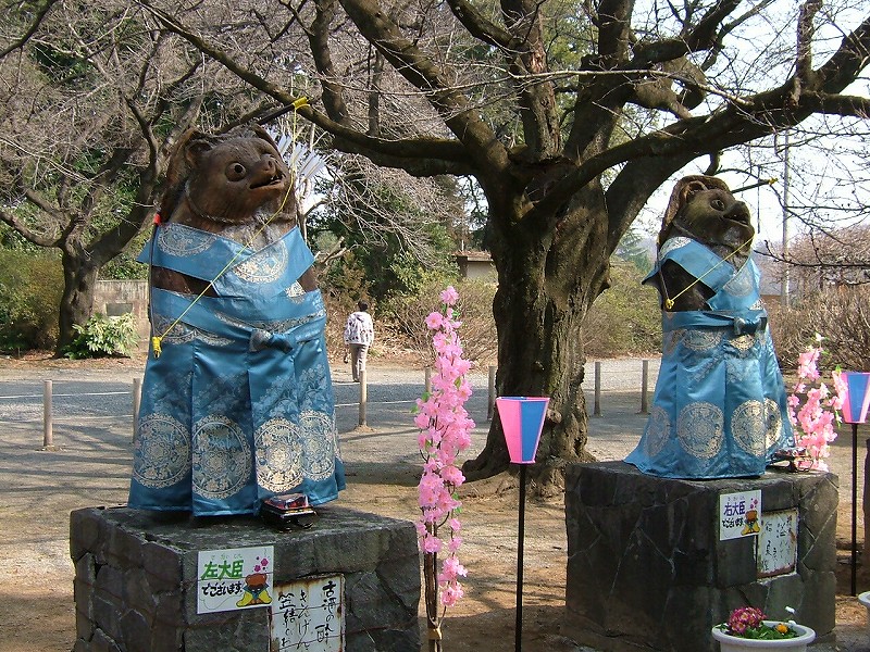 右大臣と左大臣タヌキ像