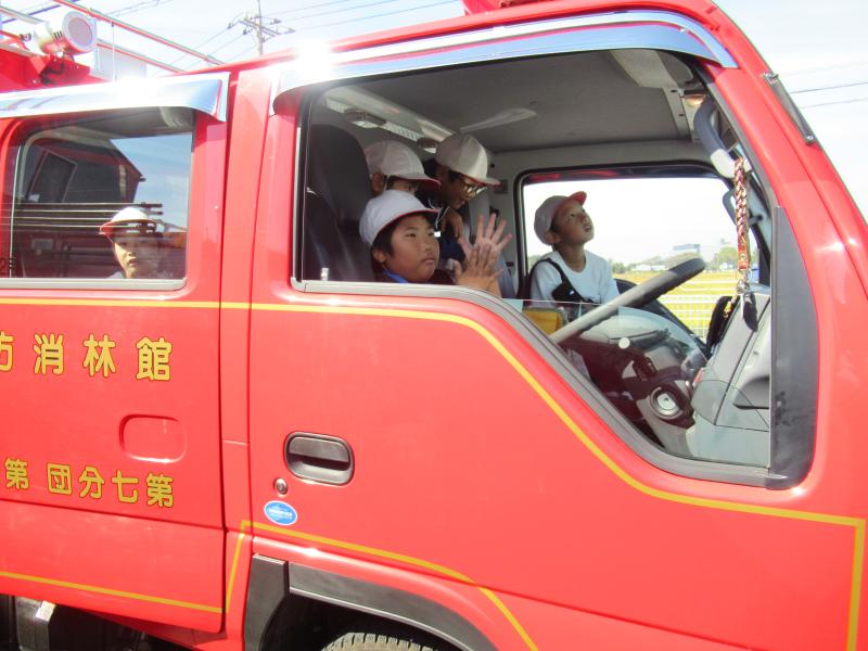 消防車に乗る児童