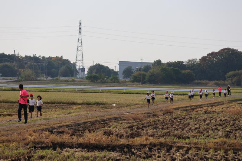 がんばって走っている１年生