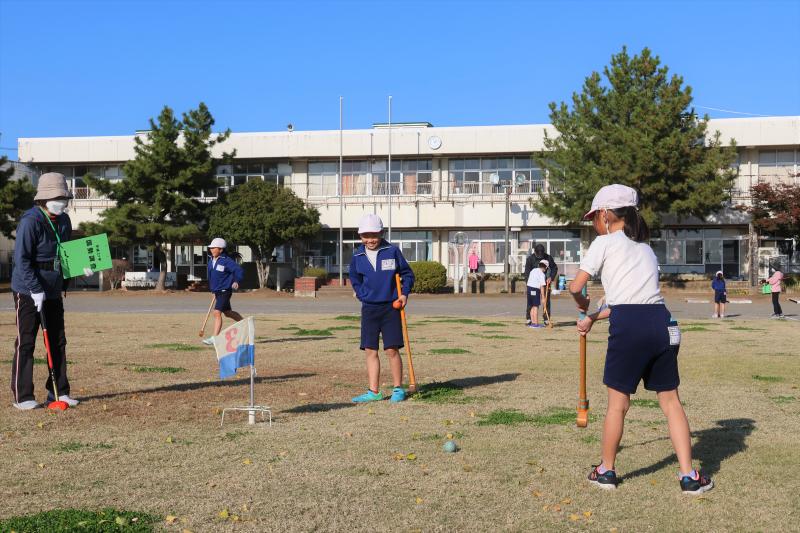 地域の方とグラウンドゴルフを楽しむ児童達