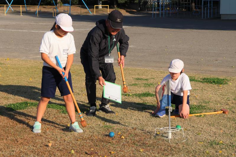 地域の方とグラウンドゴルフを楽しむ児童達
