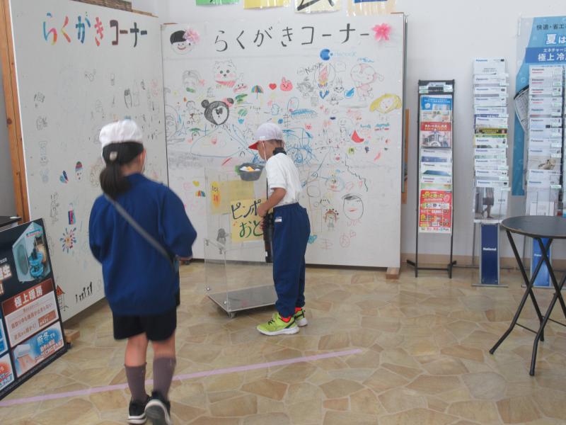 電気屋の見学をする児童