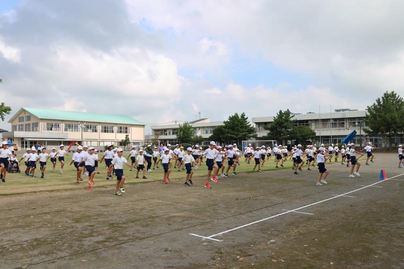 運動会の退場の練習をする児童