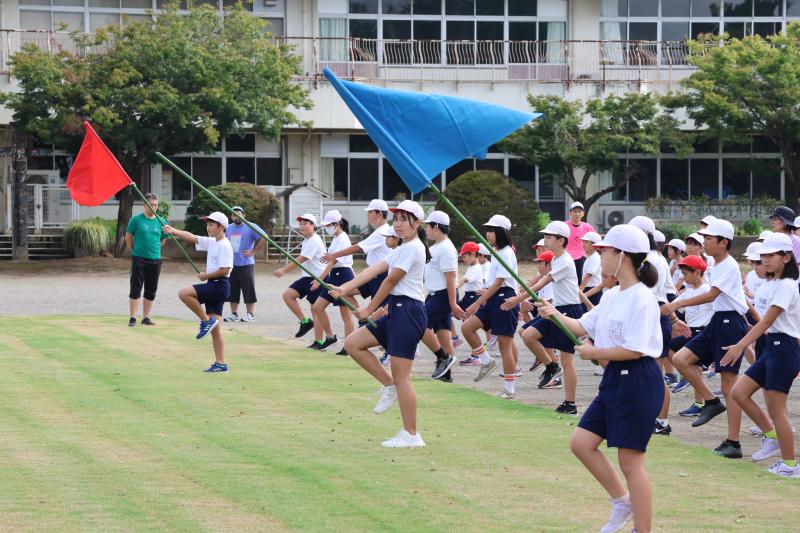 運動会の入場行進の練習をする児童