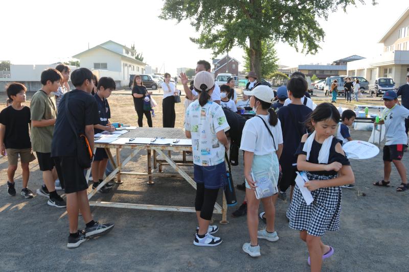 納涼祭が始まるのを待つ子ども達