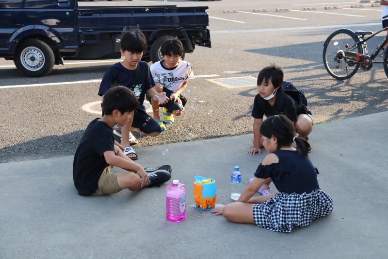 納涼祭が始まるのを待つ子ども達