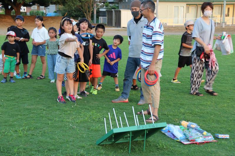 輪投げ大会に参加する子ども達