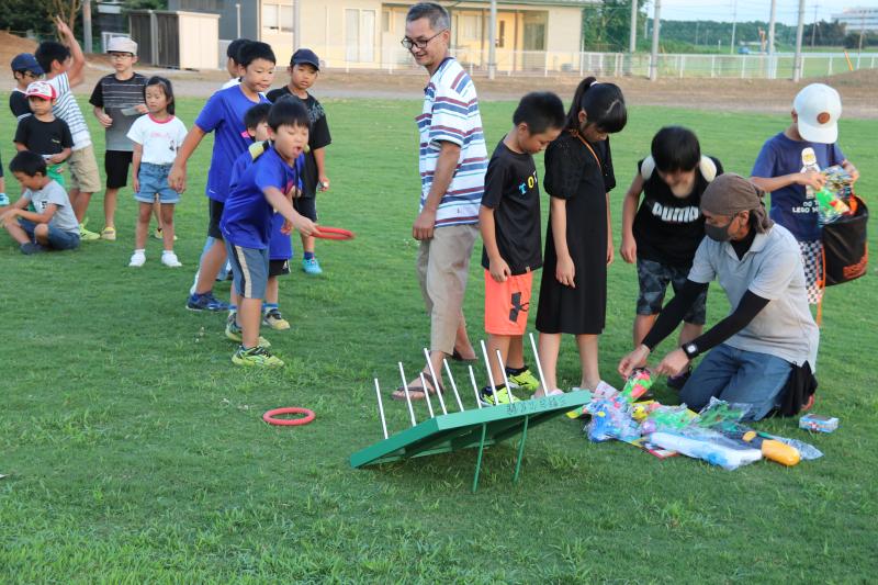 輪投げ大会に参加する子ども達