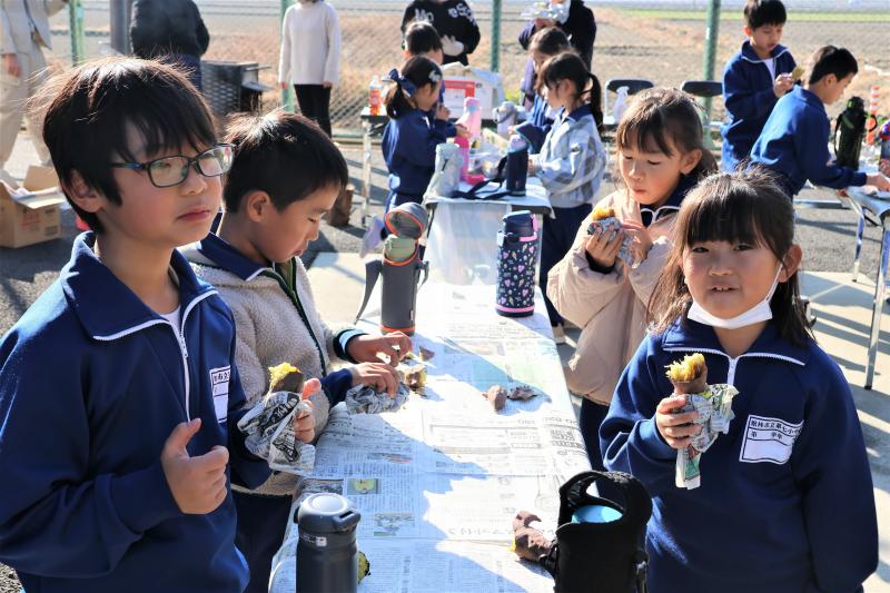 自分で焼いた焼き芋を食べる児童達