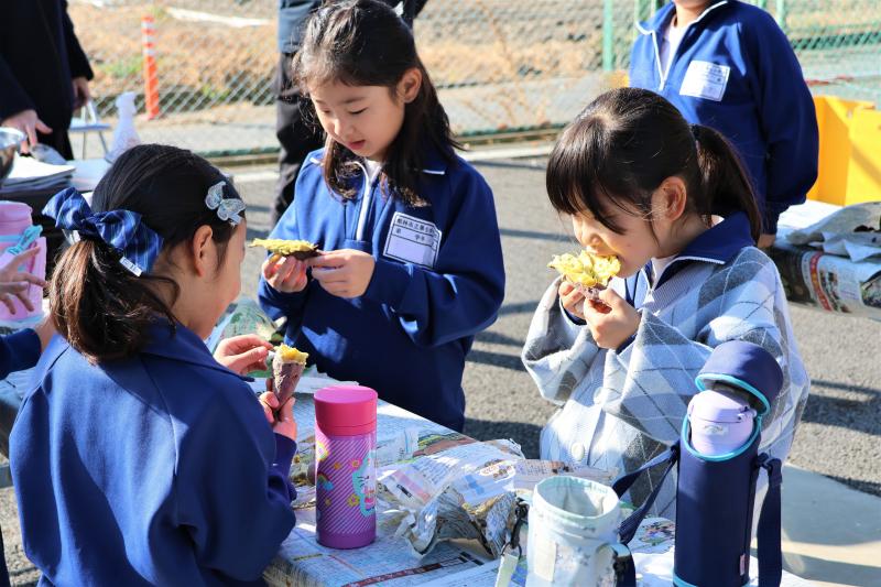 自分で焼いた焼き芋を食べる児童達