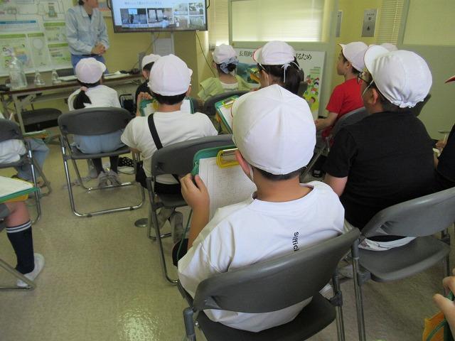 R8 4年生社会科見学1