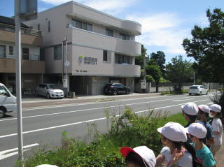 俳句授業 3年生 6月19日 校長先生が 3年生を対象に 俳句の授業を行いました 季語を使うことに気づき 17音のリズムの響きを楽しみました 完成作品を黒板に並べて披露し 声に合わせて読み合いました 本校では 上毛新聞 ジュニア俳壇 俳句授業 3年生 6月19日 校長先生が 3年生を対象に 俳句の授業を行いました 季語を使うことに気づき 17音のリズムの響きを楽しみました 完成作品を黒板に並べて披露し 声に合わせて読み合いました 本校では 上毛新聞 ジュニア俳壇