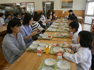 給食試食会（家庭教育学級）2