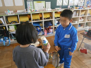東幼稚園の年長さんと手作りおもちゃで交流2