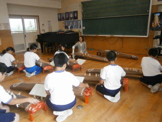 音楽授業お琴の演奏1